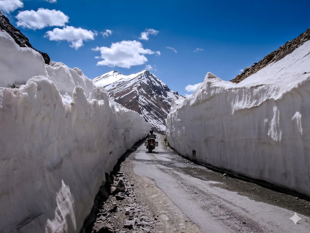 Highway route from Manali to Leh